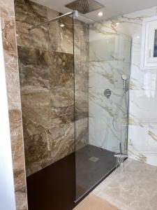 eine Dusche mit Glastür im Bad in der Unterkunft charmante villa in Saint-Martin-du-Var