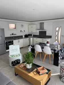cocina con mesa y sillas en una habitación en charmante villa, en Saint-Martin-du-Var