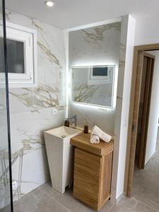 ein Bad mit einem Waschbecken und einem Spiegel in der Unterkunft charmante villa in Saint-Martin-du-Var