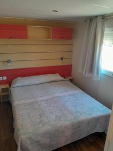 1 dormitorio con cama y ventana en La Muela, en Cádiz