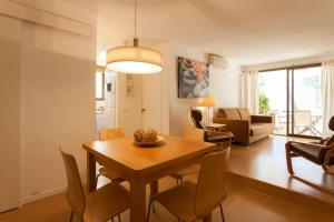 a living room with a table and chairs at Fantástico apartamento con WIFI in Port de Pollensa