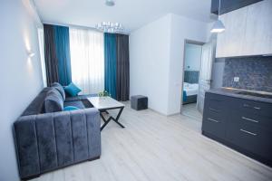 ein Wohnzimmer mit einem Sofa und einem Tisch in der Unterkunft Hotel Tigran Mets in Yerevan