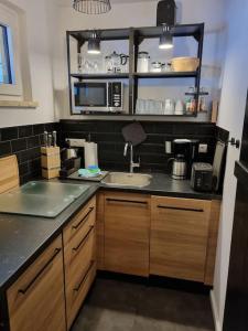 uma cozinha com um lavatório e um micro-ondas em Appartement Wiesel em Sankt Andreasberg