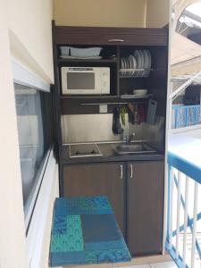 una cucina con lavandino e forno a microonde di Studio CRISTAL COCO Martinique a Les Trois-Îlets