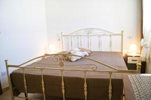 ガリポリにあるAttico Baia Verdeのベッドルーム1室(金属製フレームのベッド1台付)