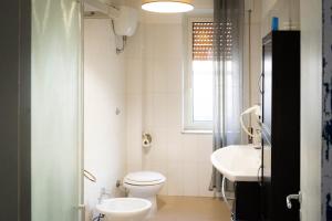 ナポリにあるBEDandFLYの白いバスルーム(トイレ、シンク付)