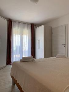 1 dormitorio con cama grande y ventana grande en Apartment Salov, en Trogir