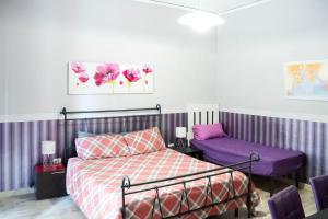 a bedroom with a bed and a purple chair at BEDandFLY in Naples