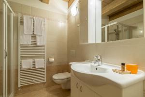 Koupelna v ubytování Residence Civetta + 37 fotografií