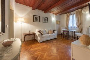 A seating area at Signoria Florentine Apartment