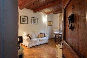 A seating area at Signoria Florentine Apartment