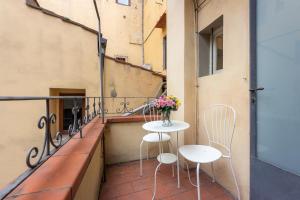 A balcony or terrace at Signoria Florentine Apartment