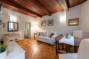 A seating area at Signoria Florentine Apartment