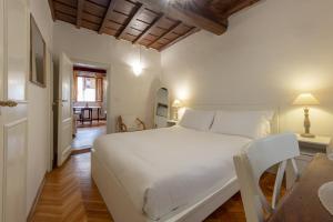 A bed or beds in a room at Signoria Florentine Apartment