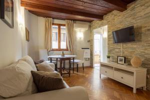 A television and/or entertainment centre at Signoria Florentine Apartment