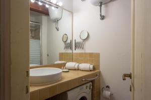 A bathroom at Signoria Florentine Apartment