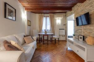 A television and/or entertainment centre at Signoria Florentine Apartment