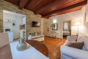A television and/or entertainment centre at Signoria Florentine Apartment