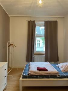 um quarto com uma cama e uma janela em Lovely room in Düsseldorf nearly Düsseldorf Hbf em Dusseldorf