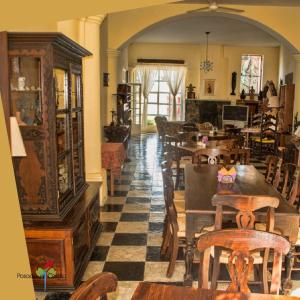 un comedor con mesas y sillas en una habitación con arco en Posada El Castillo xilitla en Xilitla