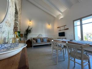 salon z wanną, stołem i krzesłami w obiekcie Dimora Ferralasco w mieście Carloforte