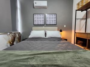 מיטה או מיטות בחדר ב-Apartamento em Copacabana Posto 6 RJ Studio 7 Copas