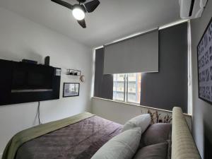 1 dormitorio con 1 cama y TV de pantalla plana en Apartamento em Copacabana Posto 6 RJ Studio 7 Copas, en Río de Janeiro