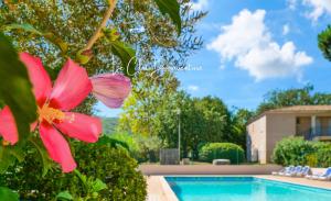 Bazén v ubytovaní Rêves du Sud plage à pied et Saint Tropez V alebo v jeho blízkosti