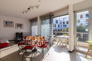 een eetkamer met een tafel met fruit erop bij Le Chéops * Piscine * Plage à 5 minutes * 3 chambres in La Grande-Motte