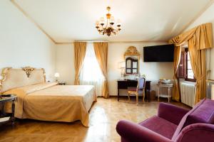 盧卡的住宿－帕拉索亞歷山大酒店，一间卧室配有一张床和两张紫色椅子