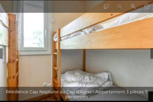 Двох'ярусне ліжко або двоярусні ліжка в номері Logement de plain-pied à 2 min à pied de la plage.