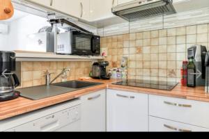 Kuchyňa alebo kuchynka v ubytovaní Logement de plain-pied à 2 min à pied de la plage.