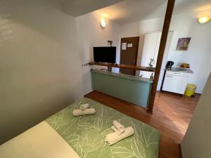 Una habitación con una cama con dos toallas. en Biljana Ivanisevic Apartments, en Jelsa