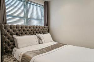 a bedroom with a bed with a large window at Modern1Bed Apartment London Camberwell Denmark Champion Hill in London