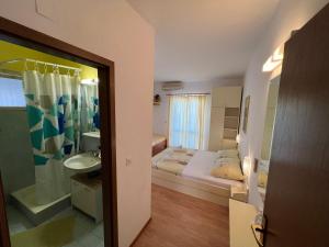 Dormitorio pequeño con cama y lavamanos en Biljana Ivanisevic Apartments, en Jelsa