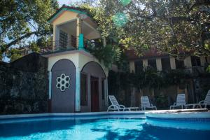 希利特拉的住宿－Posada El Castillo xilitla，房屋前有游泳池的房子