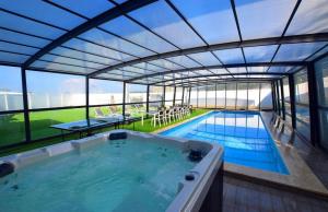 Photo de la galerie de l'établissement וילה אל סלבדור - וילה מדהימה עם בריכה פרטית וג'קוזי, à Peqi‘in H̱adasha 19 autres photos