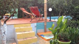 dos sillas sentadas en una terraza junto a una piscina en Zagara di Sicilia, en Marsala