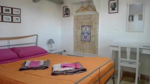 - une chambre avec un lit et 2 serviettes dans l'établissement Zagara di Sicilia, à Marsala