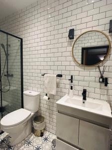 bagno con servizi igienici, lavandino e specchio di Bairro Alto a Lisbona
