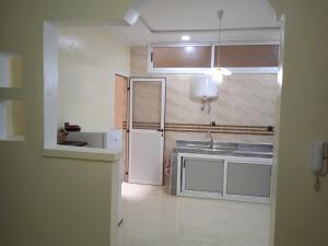 uma cozinha com um lavatório e um frigorífico em Appartement à louer Tiznit 2 em Tiznit