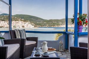 - Balcón con vistas al océano y mesa en Karavos Sea View Apartments, en Skopelos Town