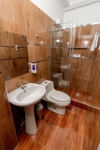 uma casa de banho com um WC, um lavatório e um chuveiro em Sonqu Tarapoto em Tarapoto
