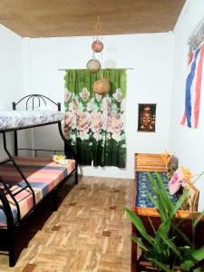 Cette chambre comprend 2 lits superposés et un rideau fleuri. dans l'établissement Eastdee Homestay By Jaya, à Lidlidda