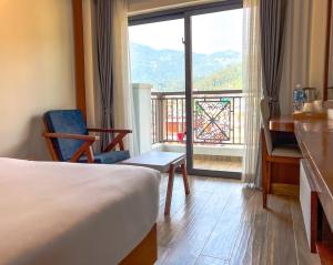 Pemandangan umum gunung atau pemandangan gunung yang diambil dari hotel
