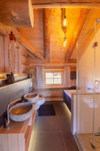 un bagno con due lavandini in una baita di tronchi di Berg & Sonne a Seeboden