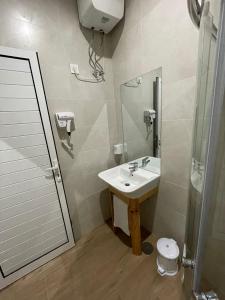 een badkamer met een wastafel, een douche en een toilet bij Teia-AJ in Praia