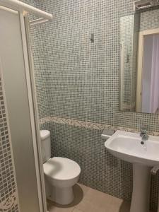 Ένα μπάνιο στο Apartamento Las Palomas +11 φωτογραφίες