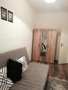 Postel nebo postele na pokoji v ubytování Aréna Apartman