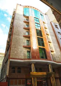 un grand bâtiment avec beaucoup de fenêtres dans l'établissement Manart Al Misk Hotel, à La Mecque